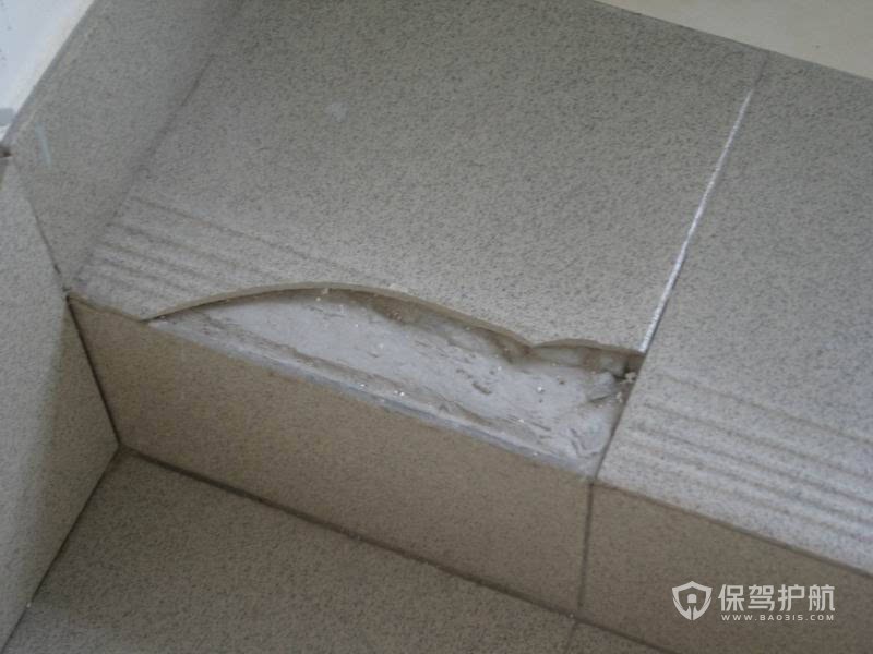 墙上瓷砖碎了一小块怎么办(墙上瓷砖碎了一小块怎么办呢)