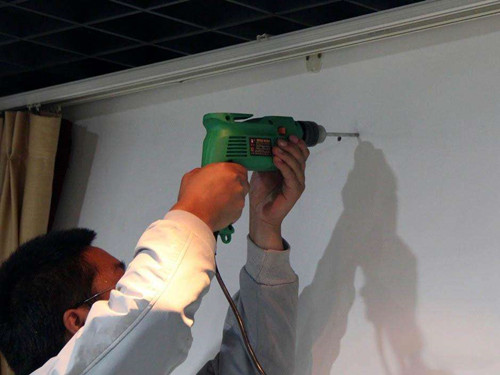 瓷砖墙壁打孔视频(瓷砖墙壁打孔视频教程)